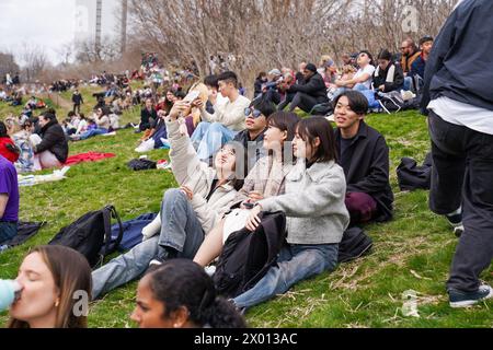 Toronto, Canada. 08 avril 2024. Les gens prennent un selfie au parc Riverdale, en attendant que l'éclipse solaire partielle commence. Le 8 avril 2024, Toronto assistera à une éclipse solaire partielle, avec une couverture solaire d'environ 85 %. Les Skywatchers de la ville observeront la lune qui passe entre la Terre et le soleil, créant une atténuation notable de la lumière du soleil pendant l'événement. (Photo de Shawn Goldberg/SOPA images/SIPA USA) crédit : SIPA USA/Alamy Live News Banque D'Images