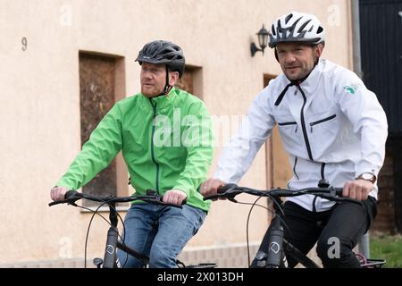 Zittau, Allemagne. 09th Apr, 2024. Michael Kretschmer (à gauche, CDU), ministre-président de Saxe, et Stephan Meyer (CDU), administrateur du district de Görlitz, parcourent la piste cyclable Oder-Neisse avant le début d'une réunion du cabinet externe dans le district de Görlitz. La prochaine réunion du cabinet hors ville aura lieu à l'Université des sciences appliquées de Zittau/Görlitz. Crédit : Sebastian Kahnert/dpa/Alamy Live News Banque D'Images