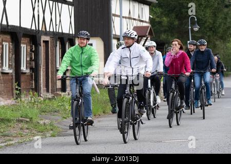 Zittau, Allemagne. 09th Apr, 2024. Michael Kretschmer (à gauche, CDU), ministre-président de Saxe, et Stephan Meyer (CDU), administrateur du district de Görlitz, parcourent la piste cyclable Oder-Neisse avant le début d'une réunion du cabinet externe dans le district de Görlitz. La prochaine réunion du cabinet hors ville aura lieu à l'Université des sciences appliquées de Zittau/Görlitz. Crédit : Sebastian Kahnert/dpa/Alamy Live News Banque D'Images