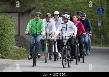 Zittau, Allemagne. 09th Apr, 2024. Michael Kretschmer (à gauche, CDU), ministre-président de Saxe, et Stephan Meyer (CDU), administrateur du district de Görlitz, parcourent la piste cyclable Oder-Neisse avant le début d'une réunion du cabinet externe dans le district de Görlitz. La prochaine réunion du cabinet hors ville aura lieu à l'Université des sciences appliquées de Zittau/Görlitz. Crédit : Sebastian Kahnert/dpa/Alamy Live News Banque D'Images