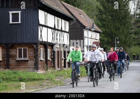 Zittau, Allemagne. 09th Apr, 2024. Michael Kretschmer (à gauche, CDU), ministre-président de Saxe, et Stephan Meyer (CDU), administrateur du district de Görlitz, parcourent la piste cyclable Oder-Neisse avant le début d'une réunion du cabinet externe dans le district de Görlitz. La prochaine réunion du cabinet hors ville aura lieu à l'Université des sciences appliquées de Zittau/Görlitz. Crédit : Sebastian Kahnert/dpa/Alamy Live News Banque D'Images