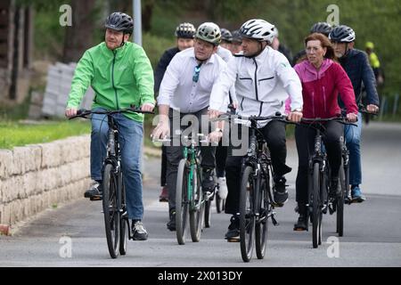 Zittau, Allemagne. 09th Apr, 2024. Michael Kretschmer (à gauche, CDU), ministre-président de Saxe, et Stephan Meyer (CDU), administrateur du district de Görlitz, parcourent la piste cyclable Oder-Neisse avant le début d'une réunion du cabinet externe dans le district de Görlitz. La prochaine réunion du cabinet hors ville aura lieu à l'Université des sciences appliquées de Zittau/Görlitz. Crédit : Sebastian Kahnert/dpa/Alamy Live News Banque D'Images