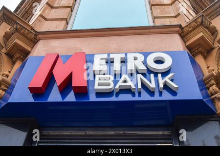 Londres, Royaume-Uni. 08 avril 2024. Vue générale d'un panneau dans une succursale Metro Bank dans le centre de Londres. (Photo de Vuk Valcic/SOPA images/SIPA USA) crédit : SIPA USA/Alamy Live News Banque D'Images