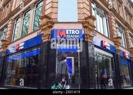 Londres, Royaume-Uni. 08 avril 2024. Une femme passe devant une succursale de Metro Bank dans le centre de Londres. Crédit : SOPA images Limited/Alamy Live News Banque D'Images