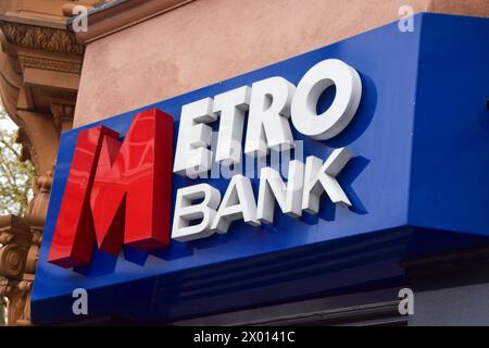 Londres, Royaume-Uni. 08 avril 2024. Vue générale d'un panneau dans une succursale Metro Bank dans le centre de Londres. Crédit : SOPA images Limited/Alamy Live News Banque D'Images