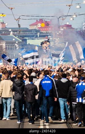 Gothenburg, Suède. 01 avril 2024. Les fans de football de l'IFK Gothenburg vus lors d'une marche des fans avant le match Allsvenskan entre l'IFK Gothenburg et Djurgaarden au Gamle Ullevi à Gothenburg. (Crédit photo : Gonzales photo - Amanda Persson). Banque D'Images