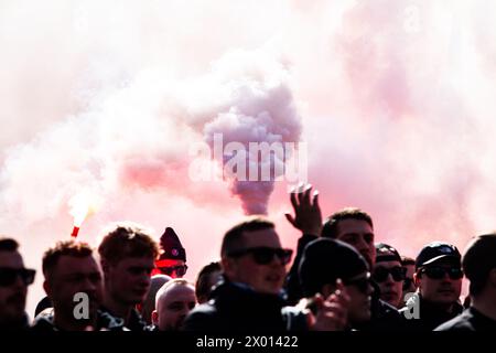 Gothenburg, Suède. 01 avril 2024. Les fans de football de l'IFK Gothenburg vus lors d'une marche des fans avant le match Allsvenskan entre l'IFK Gothenburg et Djurgaarden au Gamle Ullevi à Gothenburg. (Crédit photo : Gonzales photo - Amanda Persson). Banque D'Images