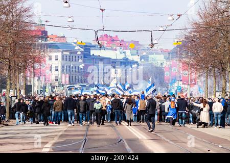 Gothenburg, Suède. 01 avril 2024. Les fans de football de l'IFK Gothenburg vus lors d'une marche des fans avant le match Allsvenskan entre l'IFK Gothenburg et Djurgaarden au Gamle Ullevi à Gothenburg. (Crédit photo : Gonzales photo - Amanda Persson). Banque D'Images