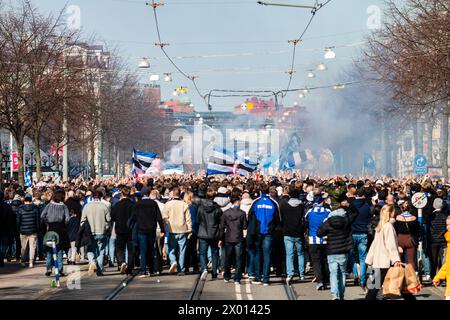 Gothenburg, Suède. 01 avril 2024. Les fans de football de l'IFK Gothenburg vus lors d'une marche des fans avant le match Allsvenskan entre l'IFK Gothenburg et Djurgaarden au Gamle Ullevi à Gothenburg. (Crédit photo : Gonzales photo - Amanda Persson). Banque D'Images