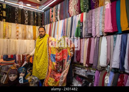 Srinagar, Inde. 08 avril 2024. Un commerçant musulman du Cachemire s'occupe des clients avant le festival musulman Eid-Al-Fitr sur un marché local de Srinagar. Les marchés à travers le monde musulman sont témoins d’une énorme ruée de shopping en préparation de l’Aïd Al-Fitr, une célébration qui marque la fin du mois sacré du Ramadan, le jeûne musulman. Crédit : SOPA images Limited/Alamy Live News Banque D'Images