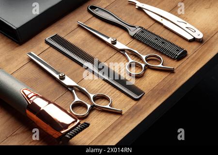 Outils de barbier professionnels disposés sur la surface en bois pour la session de toilettage pour hommes Banque D'Images