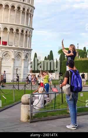 PISE, ITALIE - SEPTEMBRE 16.2018: Des touristes non identifiés tentent de soutenir la Tour de Pise comme une plaisanterie. Banque D'Images