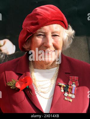 Photo du dossier datée du 22/10/2009 de Dame Vera Lynn qui est parmi les nouveaux entrants dans la dernière mise à jour du Oxford Dictionary of National Biography. Les biographies de 276 personnes, qui ont laissé leur marque sur le Royaume-Uni et également décédées en 2020, ont été ajoutées à la collection de référence. Date d'émission : mardi 9 avril 2024. Banque D'Images