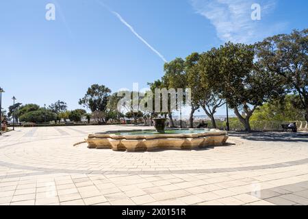 Valletta, Malte, 3 avril 2024. La fontaine au préparé James Bastion dans le jardin botanique Argotti à Floriana Banque D'Images