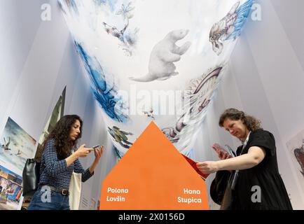 Bologne, Italie. 8 avril 2024. Les gens visitent la Foire du livre pour enfants de Bologne au Bologna Fiere Center, à Bologne, Italie, le 8 avril 2024. La 61e Foire du livre pour enfants de Bologne a débuté lundi avec la participation de 1 500 exposants d'environ 100 pays et régions du monde. La foire durera jusqu'au 11 avril. Crédit : Li Jing/Xinhua/Alamy Live News Banque D'Images