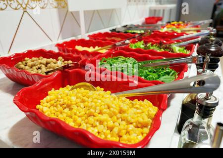 Buffet de salades coloré présentant une gamme d'ingrédients frais pendant le brunch Banque D'Images