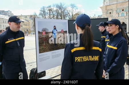 Non exclusif : KIEV, UKRAINE - 04 AVRIL 2024 - des sauveteurs assistent à l'exposition de l'avocat mondial des Nations Unies pour les droits des personnes handicapées i. Banque D'Images