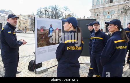 Non exclusif : KIEV, UKRAINE - 04 AVRIL 2024 - des sauveteurs assistent à l'exposition de l'avocat mondial des Nations Unies pour les droits des personnes handicapées i. Banque D'Images