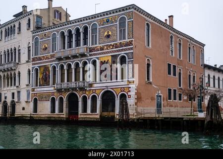 Façade peinte avec art du Palazzo Barbarigo Minotto, situé sur Canale Grande. Banque D'Images