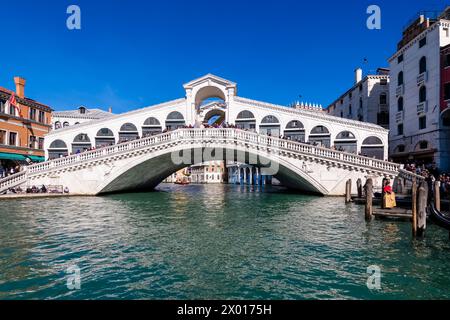 Pont Ponte di Rialto, le plus ancien des quatre ponts de Venise, traversant le Canale Grande. Banque D'Images
