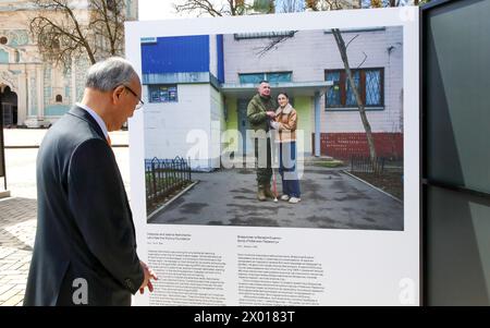 Non exclusif : KIEV, UKRAINE - 04 AVRIL 2024 - L'ambassadeur extraordinaire et plénipotentiaire du Japon en Ukraine Kuninori Matsuda assiste à l'exposition Banque D'Images