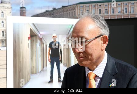 Non exclusif : KIEV, UKRAINE - 04 AVRIL 2024 - L'ambassadeur extraordinaire et plénipotentiaire du Japon en Ukraine Kuninori Matsuda assiste à l'exposition Banque D'Images