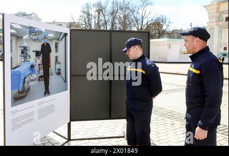 Non exclusif : KIEV, UKRAINE - 04 AVRIL 2024 - des sauveteurs assistent à l'exposition de l'avocat mondial des Nations Unies pour les droits des personnes handicapées i. Banque D'Images