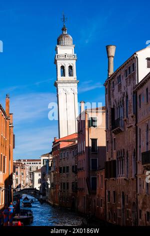 Le clocher penché de l'église Chiesa di San Giorgio dei Greci, vu au-dessus du canal Rio dei Greci. Banque D'Images