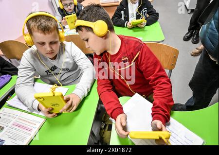 Non exclusif : ZAPORIZHZHIA, UKRAINE - 04 AVRIL 2024 - les enfants assistent à une leçon dans une école locale, Zaporizhzhia, dans le sud-est de l'Ukraine Banque D'Images