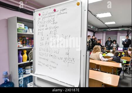 Non exclusif : ZAPORIZHZHIA, UKRAINE - 04 AVRIL 2024 - Un tableau blanc est vu dans une école locale de Zaporizhzhia, dans le sud-est de l'Ukraine Banque D'Images