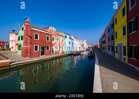 Maisons peintes de couleurs vives le long d'un canal d'eau sur l'île de Burano. Banque D'Images