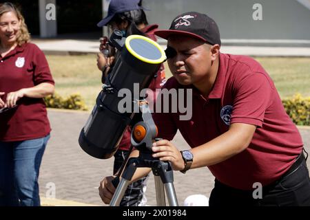 Non exclusif : une personne observe l'éclipse solaire à l'aide d'un télescope pendant la Grande éclipse solaire nord-américaine à Mexico, Mexique. Personnes Banque D'Images