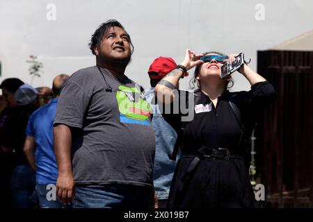 Non exclusif : une femme observe l'éclipse solaire à travers des lunettes spéciales pendant la Grande éclipse solaire nord-américaine à Mexico, Mex Banque D'Images