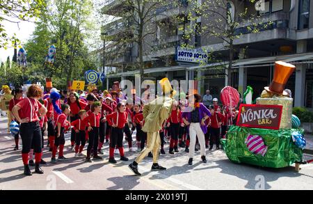 Abano Street Carnival, événement en direct avec défilés de carnaval, musique, danse et divertissement pour tous les âges. Bar Wonka. Abano terme, Italie Banque D'Images