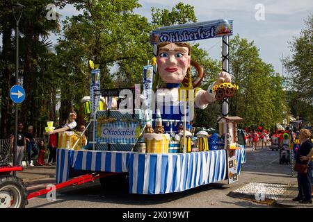 Abano Street Carnival, événement en direct avec défilés de carnaval et divertissement pour tous les âges. Flotteur de carnaval octobre Fest. Abano terme, Italie. Banque D'Images