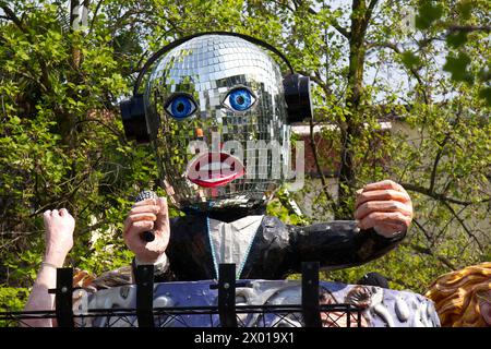 Abano Street Carnival, événement en direct avec défilés de carnaval, musique, danse et divertissement pour tous les âges. Flotteur de carnaval DJ. Abano terme, Italie Banque D'Images