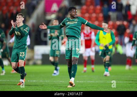 Rotherham, Royaume-Uni. 05th Apr, 2024. L'attaquant de Plymouth Argyle Mustapha Bundu (15 ans) célèbre la victoire du Rotherham United FC contre Plymouth Argyle FC au Aesseal New York Stadium, Rotherham, Angleterre, Royaume-Uni le 5 avril 2024 crédit : Every second Media/Alamy Live News Banque D'Images