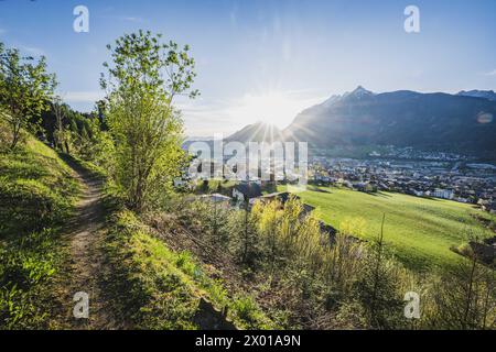 Ausblicke BEI der Burg Freundsberg am südlichen Stadtrand von Schwaz in Tirol., vers 170 m über der Talsohle des Inntals im Frühling BEI vorsommerlichen Sonnenschein am 06.04.2024. // vues depuis le château de Freundsberg à la périphérie sud de Schwaz dans le Tyrol, à environ 170 m au-dessus du fond de la vallée de l'Inn au printemps sous le soleil d'avant l'été le 6 avril 2024. - 20240406 PD12172 crédit : APA-PictureDesk/Alamy Live News Banque D'Images