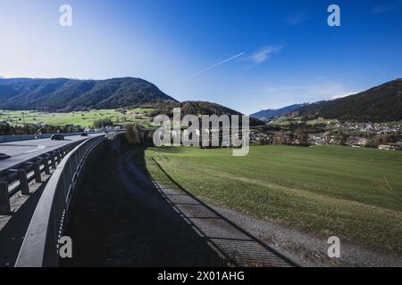 Die Brennerautobahn, die A 22, eine der ersten Gebirgsautobahnen der Welt im Frühling, BEI Steinach am Brenner AM 06.04.2024. // L'autoroute du Brenner, l'A 22, l'une des premières autoroutes de montagne au monde au printemps, près de Steinach am Brenner le 6 avril 2024. - 20240406 PD12015 crédit : APA-PictureDesk/Alamy Live News Banque D'Images