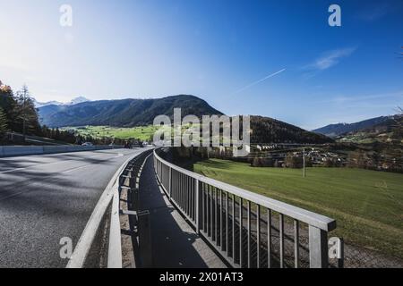 Die Brennerautobahn, die A 22, eine der ersten Gebirgsautobahnen der Welt im Frühling, BEI Steinach am Brenner AM 06.04.2024. // L'autoroute du Brenner, l'A 22, l'une des premières autoroutes de montagne au monde au printemps, près de Steinach am Brenner le 6 avril 2024. - 20240406 PD11951 crédit : APA-PictureDesk/Alamy Live News Banque D'Images