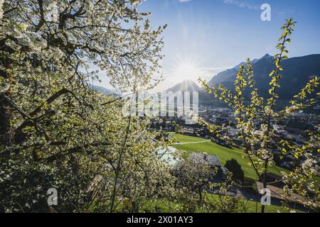 Ausblicke BEI der Burg Freundsberg am südlichen Stadtrand von Schwaz in Tirol., vers 170 m über der Talsohle des Inntals im Frühling BEI vorsommerlichen Sonnenschein am 06.04.2024. // vues depuis le château de Freundsberg à la périphérie sud de Schwaz dans le Tyrol, à environ 170 m au-dessus du fond de la vallée de l'Inn au printemps sous le soleil d'avant l'été le 6 avril 2024. - 20240406 PD11975 crédit : APA-PictureDesk/Alamy Live News Banque D'Images