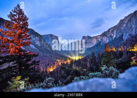 Scène magique dans la vallée de Yosemite vue du tunnel View - Parc national de Yosemite, Californie Banque D'Images