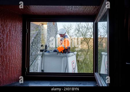 Changer les lumières publiques dans les villages de Wallonie et remplacer la lampe par des lumières LED | un ouvrier remplace l'éclairage public des lampadaires d Banque D'Images