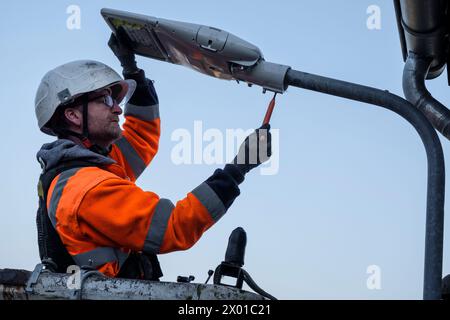 Changer les lumières publiques dans les villages de Wallonie et remplacer la lampe par des lumières LED | un ouvrier remplace l'éclairage public des lampadaires d Banque D'Images