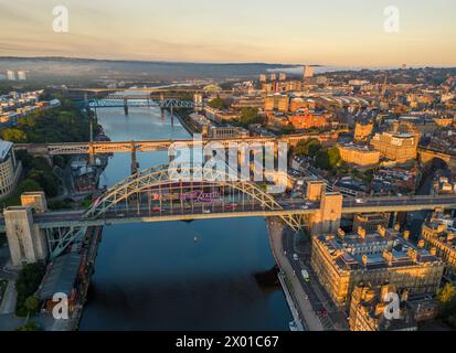 Image aérienne des ponts Tyne à Newcastle et Gateshead prenant une aube brumeuse morning.in septembre 2023 Banque D'Images