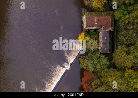 Vue aérienne de haut en bas de Cron Mill et Weir on River Wear au plus fort de l'automne Banque D'Images