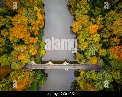 Belle image de drone de haut en bas de Prebends Bridge à Durham au plus fort de l'automne Banque D'Images