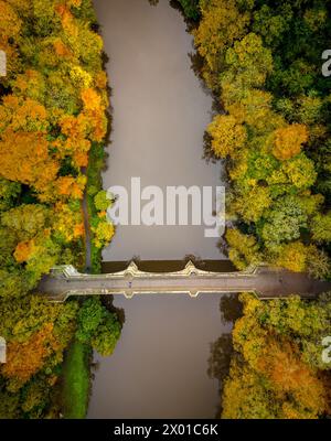 Belle image de drone haut vers le bas de Prebends Bridge à Durham au plus fort de l'automne en format vertical Banque D'Images