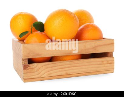 Oranges fraîches dans une caisse en bois isolée sur blanc Banque D'Images