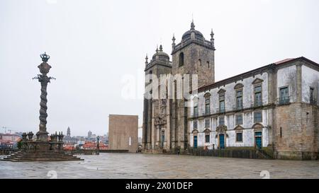 Le pilier tordu de Porto et vue de face de la cathédrale de Porto, Portugal, par temps couvert Banque D'Images